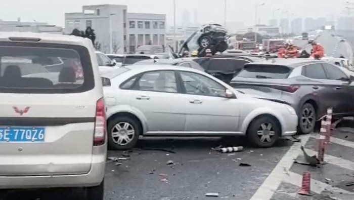 Cars pile up on an overpass during rainy and snowy weather, in Suzhou, Jiangsu, China in this screengrab obtained from a video released on February 23, 2024. Video Obtained By Reuters/via REUTERS THIS IMAGE HAS BEEN SUPPLIED BY A THIRD PARTY NO RESALES. NO ARCHIVES.
