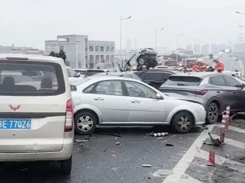 Cars pile up on an overpass during rainy and snowy weather, in Suzhou, Jiangsu, China in this screengrab obtained from a video released on February 23, 2024. Video Obtained By Reuters/via REUTERS THIS IMAGE HAS BEEN SUPPLIED BY A THIRD PARTY NO RESALES. NO ARCHIVES.