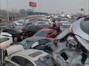 Ngerinya Seratusan Mobil Bertumpuk Imbas Jalan Licin Bersalju di China