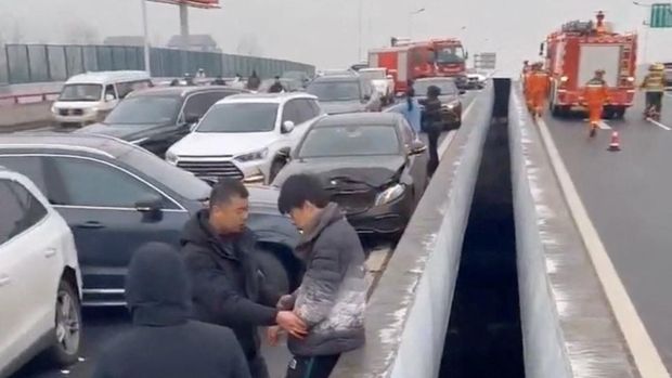 Cars pile up on an overpass during rainy and snowy weather, in Suzhou, Jiangsu, China in this screengrab obtained from a video released on February 23, 2024. Video Obtained By Reuters/via REUTERS THIS IMAGE HAS BEEN SUPPLIED BY A THIRD PARTY NO RESALES. NO ARCHIVES.