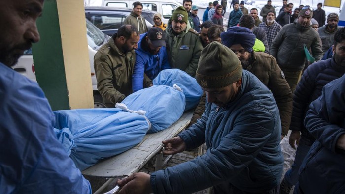 India Kashmir Avalanche A paramedic gestures as he attends to an injured Russian skier in an ambulance in Tangmarg, near Gulmarg, a popular skiing destination in Indian controlled Kashmir, Thursday, Feb. 22, 2024. Officials say that one Russian skier was killed and four rescued when an avalanche hit Gulmarg on Thursday. (AP Photo/Dar Yasin)