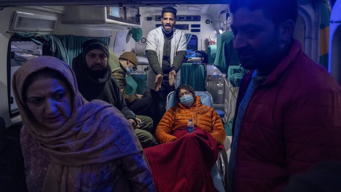 India Kashmir Avalanche A paramedic gestures as he attends to an injured Russian skier in an ambulance in Tangmarg, near Gulmarg, a popular skiing destination in Indian controlled Kashmir, Thursday, Feb. 22, 2024. Officials say that one Russian skier was killed and four rescued when an avalanche hit Gulmarg on Thursday. (AP Photo/Dar Yasin)