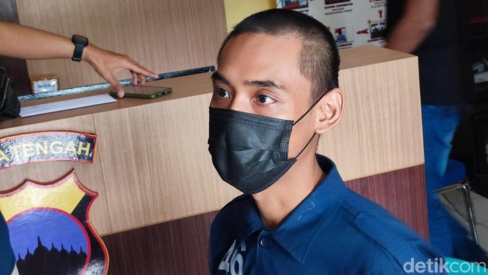 Polisi menangkap Adi Hermawan (25) usai melakukan penusukan terhadap kakak iparnya sendiri, Jumat (23/2/2024).