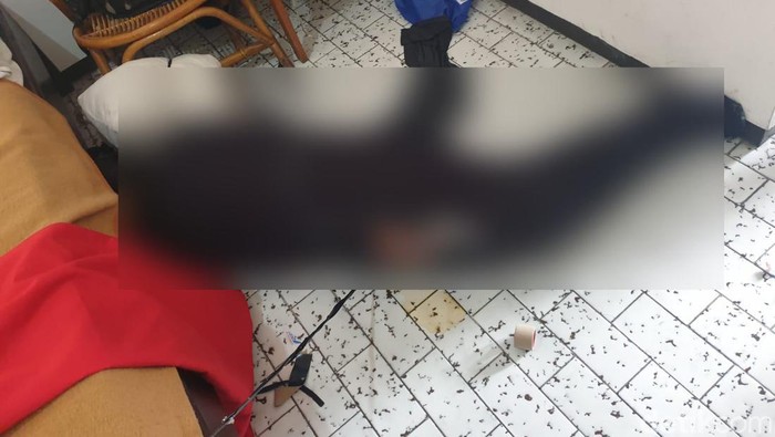 Jenazah terbungkus kain dan terikat lakban di salah satu hotel di Cipanas, Cianjur
