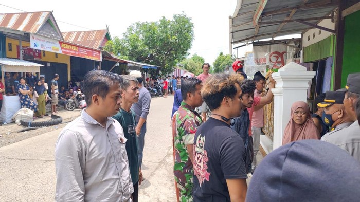 Warga menggeruduk rumah pria berinisial A (33) di Kabupaten Jeneponto, Sulawesi Selatan (Sulsel) usai diduga memperkosa bocah berusia 15 tahun.