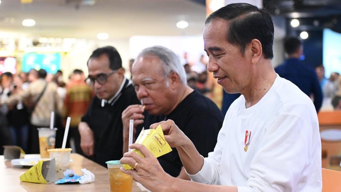 Jokowi bersama menteri makan bareng di mal Manado (Kris - Biro Pers Sekretariat Presiden)