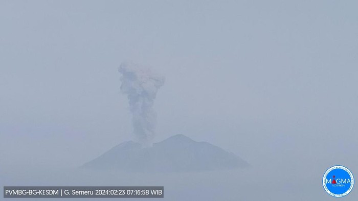 erupsi G. Semeru pada hari Jumat, 23 Februari 2024, pukul 07:16 WIB dengan tinggi kolom abu teramati ± 1000 m