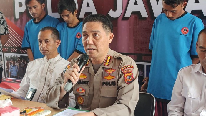 Kabid Humas Polda Jabar Kombes Jules Abraham Abast saat menyampaikan rilis ungkap kasus di Mapolda Jabar.