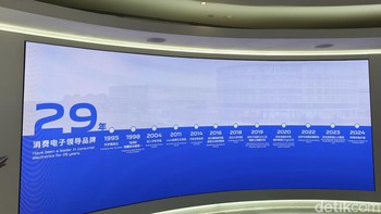 Di lantai atas lobi terdapat beberapa layar besar yang menampilkan video tentang sejarah perusahaan dan teknologi yang ditawarkan Vivo. Foto: Virgina Maulita Putri/detikINET