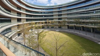 Bagian tengah gedung utama Vivo yang berisi lapangan rumput luas. Foto: Virgina Maulita Putri/detikINET