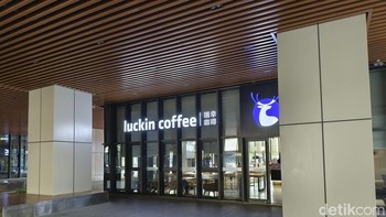 Di lantai dasar gedung kantor juga terdapat kedai kopi Luckin Coffee dan minimarket kecil yang menjual cemilan, minuman, dan kebutuhan lainnya. Foto: Virgina Maulita Putri/detikINET