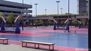 Tidak jauh dari gedung utama kantor Vivo terdapat beberapa lapangan bola basket yang siang itu sedang kosong. Foto: Virgina Maulita Putri/detikINET