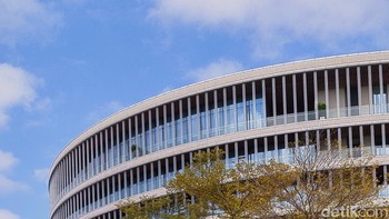 Suasana di depan gedung utama kantor pusat Vivo yang berbentuk lingkaran. Sekilas bentuk gedung ini mengingatkan kantor pusat Apple yang berbentuk seperti UFO. Foto: Virgina Maulita Putri/detikINET