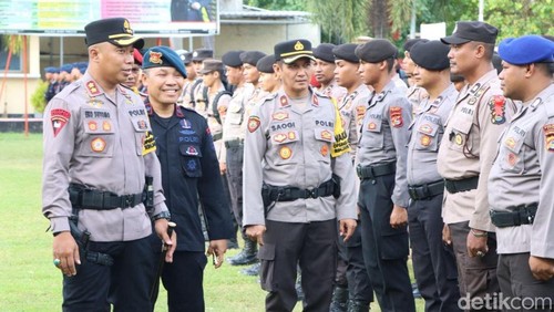 Kapolres Bima AKBP Eko Sutomo mengecek pasukan pengamanan PSU 34 TPS di Kecamatan Parado.