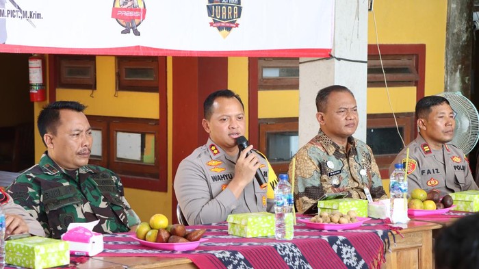 Kapolres Jepara AKBP Wahyu Nugroho Setyawan (memegang mic) saat ‘Jumat Curhat’ di Pendopo Balai Desa Sowan Kidul, Kecamatan Kedung, Jepara, Jumat (23/2/2024).