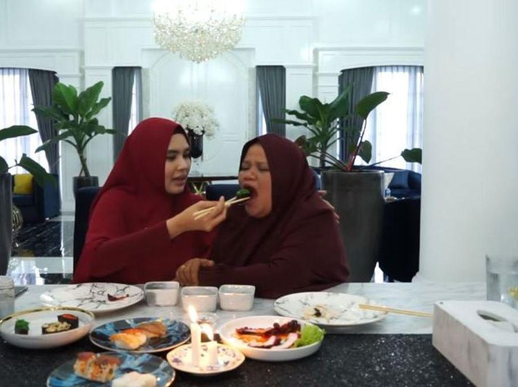 Kedekatan Kartika Putri saat Makan Bareng Ibu Mertua