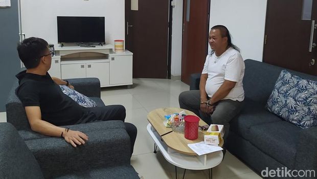 Buronan kasus korupsi Antono saat tiba di Kejaksaan Negeri Kabupaten Magelang, Jumat malam (23/2/2024).