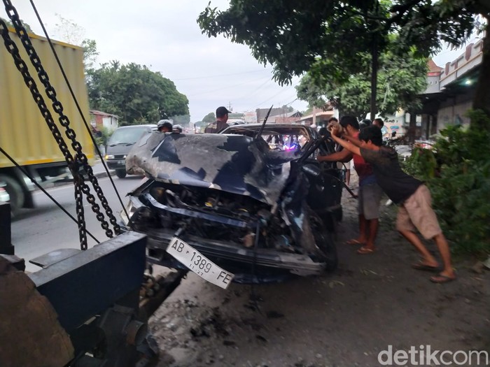 Kecelakaan mobil ditabrak truk dan bus di Magelang, Jumat (23/2/2024).