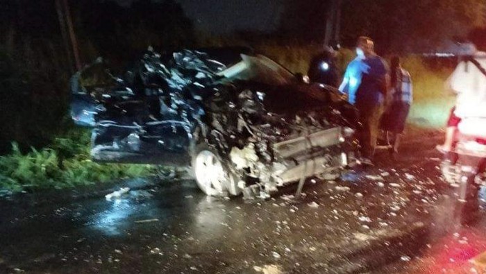 Kecelakaan truk vs HR-V di Gresik