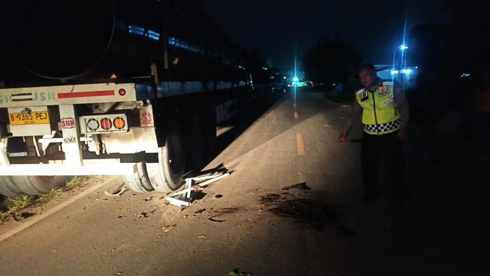 Truk yang ditabrak motor di jalur jalan lintas selatan (JJLS), Pedukuhan Ngentak, Poncosari, Srandakan, Bantul.