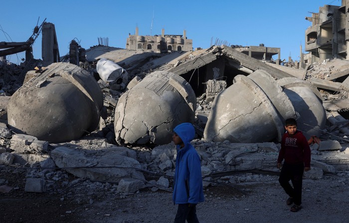 Palestinians gather at the site of an Israeli strike on a mosque, amid the ongoing conflict between Israel and the Palestinian Islamist group Hamas, in Rafah in the southern Gaza Strip February 22, 2024. REUTERS/Ibraheem Abu Mustafa