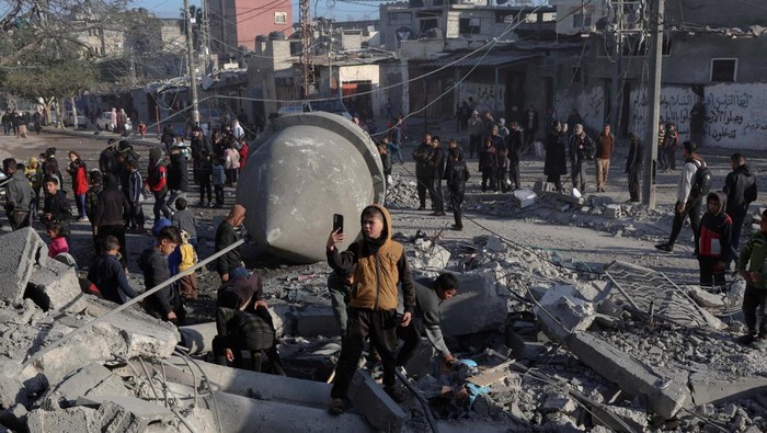 Palestinians gather at the site of an Israeli strike on a mosque, amid the ongoing conflict between Israel and the Palestinian Islamist group Hamas, in Rafah in the southern Gaza Strip February 22, 2024. REUTERS/Ibraheem Abu Mustafa