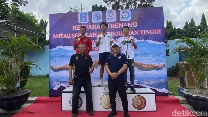 Penyerahan medali untuk pemenang oleh Ketua Umum Akuatik Sleman di KRAS 2024, Jumat (23/2/2024).