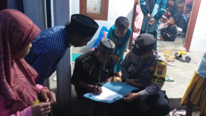 Keluarga ibu muda di Pasuruan yang tewas tersambar petir saat menandatangani surat pernyataan menolak autopsi