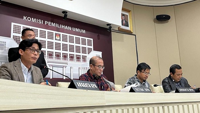 Ketua KPU RI Hasyim Asyari dan para komisioner KPU menggelar konferensi pers di Kantor KPU RI, Jakpus, Jumat (23/2/2024).