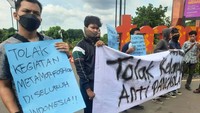 Koalisi Pemuda Jaga Pancasila melakukan aksi terkait sekelompok orang yang menggelar acara bertajuk Metamorfoshow: it’s time to be one Ummah pada 17 Februari lalu.  