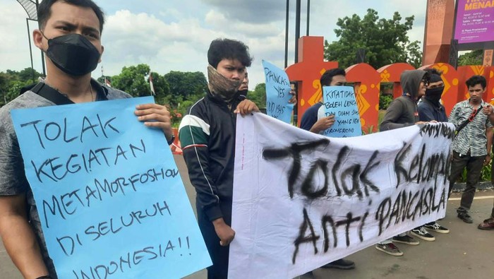 Koalisi Pemuda Jaga Pancasila Gelar Aksi Protes Acara Metamorfoshow di TMII Pemuda Jaga Pancasila menggelar aksi di TMII, Jakarta. Mereka melakukan aksi terkait sekelompok orang yang menggelar acara bertajuk 'Metamorfoshow' di TMII.
