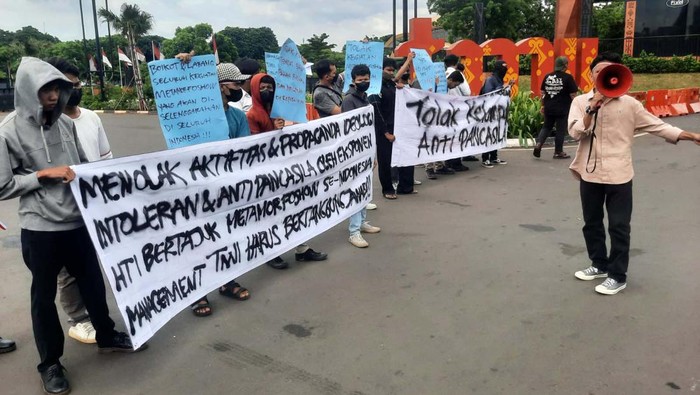 Koalisi Pemuda Jaga Pancasila Gelar Aksi Protes Acara Metamorfoshow di TMII Pemuda Jaga Pancasila menggelar aksi di TMII, Jakarta. Mereka melakukan aksi terkait sekelompok orang yang menggelar acara bertajuk 'Metamorfoshow' di TMII.