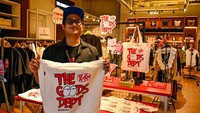 Selain itu ada sejumlah koleksi merchandise terdiri dari kemeja, kaos dan tas jinjing hasil karya ilustrator lokal, Raditya Ramadhan atau kerap dikenal sebagai Rabuns dengan karakter ikoniknya, MR SNUB. Merchandise tersedia di THE GOODS DEPT Pondok Indah Mall, THE GOODS DEPT Kemang Village, THE GOODS DEPT Lotte Shopping Avenue yang mulai tersedia dari 27 Februari-27 Maret 2024. 