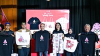 Presiden Direktur PT Nestlé Indonesia Samer Chedid (ketiga kiri), Founder THE GOODS DEPT Anton Wirjono (kedua kiri), Direktur Corporate Affairs PT Nestlé Indonesia Sufintri Rahayu (kedua kanan), Business Manager Confectionery PT Nestlé Indonesia Pritha (ketiga kanan), Business Manager Nestlé Professional Mochamad Machfud (kanan) dan Ilustrator lokal Raditya Ramadhan (kiri) memegang merchandise edisi terbatas terdiri dari kemeja, kaos dan tas jinjing di THE GOODS CAFE Kemang Village, Kamis (22/2). 