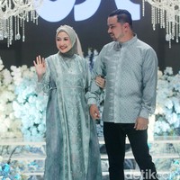Pasangan selebriti Annisa Trihapsari dan Sultan Djorghi juga memperagakan koleksi sarimbit bahan silk bernuansa sage yang mencuri atensi. Foto: Mohammad Abduh/detikcom.