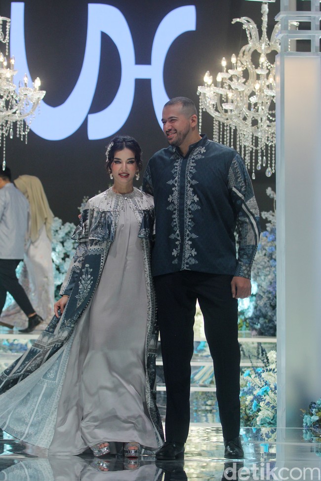 Kehadiran beauty vlogger Tasya Farasya bersama suaminya Ahmad Assegaf membuat kagum dengan memeragakan koleksi baju Lebaran sarimbit 2024 bernuansa navy.  Foto: Mohammad Abduh/detikcom.