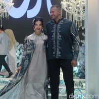 Kehadiran beauty vlogger Tasya Farasya bersama suaminya Ahmad Assegaf membuat kagum dengan memeragakan koleksi baju Lebaran sarimbit 2024 bernuansa navy.  Foto: Mohammad Abduh/detikcom.