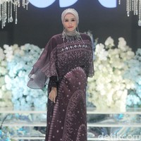 Membawakan koleksi Lebaran 2024 yang bertajuk Crystabela, Adelia Pasha mengenakan dress motif kristal warna burgundy. Dilengkapi dengan headpiece dan kalung. Foto: Mohammad Abduh/detikcom.