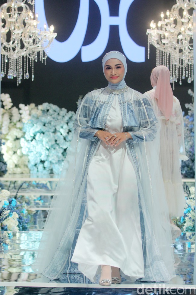 Putri Zulhas tampil memesona dengan dres dan outer lace berwarna baby blue. Terdapat detail ruffle pada bagian pundak yang menjadi statement. Foto: Mohammad Abduh/detikcom.