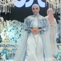 Putri Zulhas tampil memesona dengan dres dan outer lace berwarna baby blue. Terdapat detail ruffle pada bagian pundak yang menjadi statement. Foto: Mohammad Abduh/detikcom.