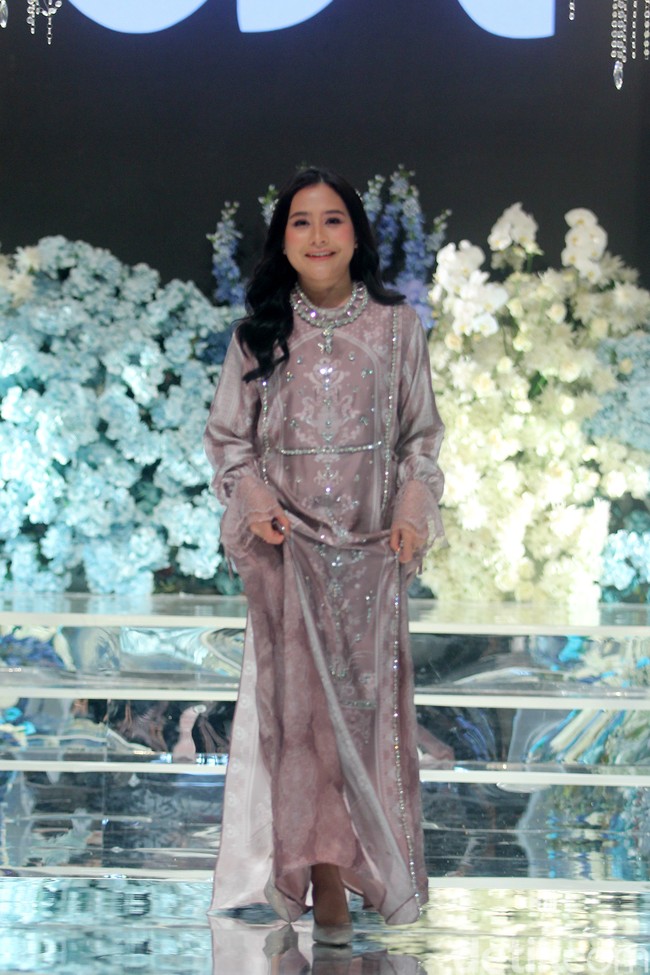 Prilly Latuconsina tampil mengenakan koleksi baju Lebaran 2024 berupa dress perpaduan bahan silk dan organza dengan detail beads yang berada di bagian leher dan depan. Riasan wajahnya flawless dan cantik. Foto: Mohammad Abduh/detikcom.