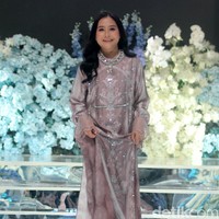 Prilly Latuconsina tampil mengenakan koleksi baju Lebaran 2024 berupa dress perpaduan bahan silk dan organza dengan detail beads yang berada di bagian leher dan depan. Riasan wajahnya flawless dan cantik. Foto: Mohammad Abduh/detikcom.