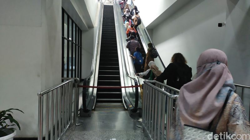 Kondisi eskalator di Stasiun Manggarai, 23 Februari 2024. (Tina Susilawati/detikcom)