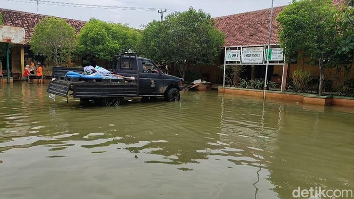 Kondisi SDN Wonorejo 1, Kabupaten Demak, yang akan menjadi lokasi coblosan susulan, Sabtu (24/2) besok. Hingga hari ini akses jalan menuju sekolah dan halamannya masih terendam banjir 10 hingga 40 cm, Jumat (23/2/2024).