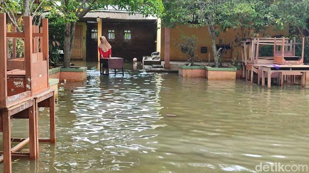 Kondisi SDN Wonorejo 1, Kabupaten Demak, yang akan menjadi lokasi coblosan susulan, Sabtu (24/2) besok. Hingga hari ini akses jalan menuju sekolah dan halamannya masih terendam banjir 10 hingga 40 cm, Jumat (23/2/2024).