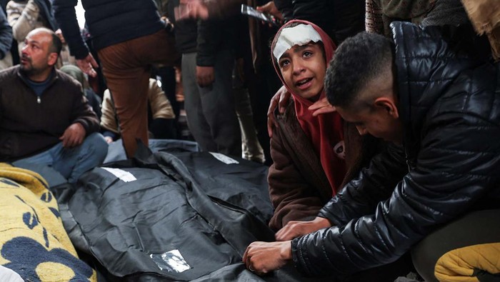 Korban Tewas Akibat Serangan Israel ke Gaza Terus Bertambah Israel terus melancarkan serangan ke Gaza, Palestina. Korban tewas pun terus bertambah akibat serangan tersebut.