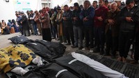 Korban tewas akibat serangan Israel disalatkan, Jumat (23/2/2024). Reuters/Ibraheem Abu Mustafa.