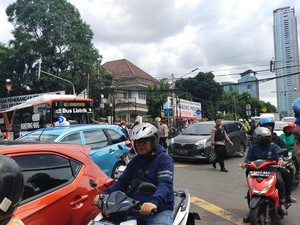 Massa Demo Mulai Berdatangan ke Depan KPU, Lalin Jl HOS Cokroaminoto Macet