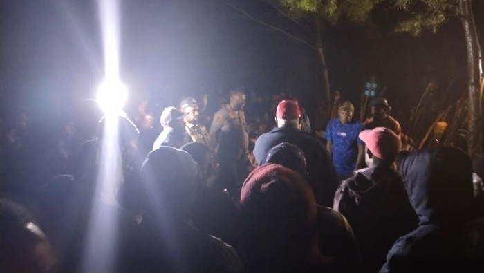 Dua kelompok pendukung partai peserta Pemilu 2024 terlibat bentrokan saat pleno tingkat distrik di Kabupaten Lanny Jaya, Papua Pegunungan.