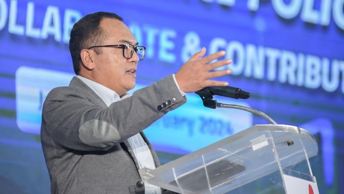Lingkungan Kerja yang Dinamis, Ramah dan Produktif Direktur Human Capital Compliance & Legal BTN Eko Waluyo didampingi Kepala Divisi Human Capital Management Division Rahmayati dan Kepala Divisi Human Capital Strategy Division Aldo Bimantoro bersalaman dengan karyawan pada acara Launching Respectful Workplace Policy di Jakarta, Kamis (22/2).